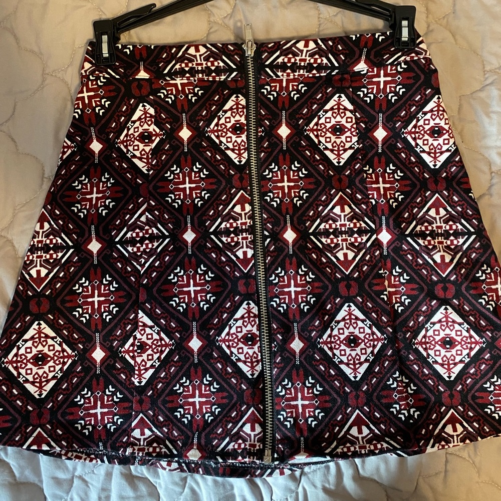 Patterned zip-up mini skirt!